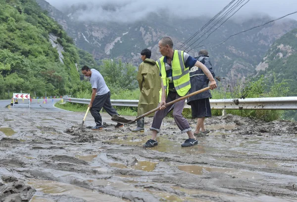 Kínai Mentők Eltörli Sár Kövek Után Közúti Blokkolva Volt Egy — Stock Fotó