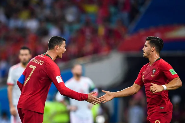 Cristiano Ronaldo Vänster Portugal Interagerar Med Sin Lagkamrat Andre Silva — Stockfoto