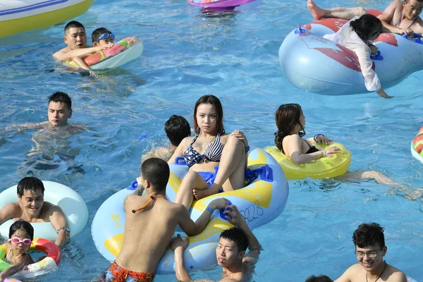 Chinese Vakantiegangers Menigte Een Waterpark Koelen Een Warme Dag Chongqing — Stockfoto