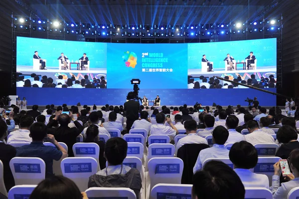 ジャック マーまたは 中国電子商取引大手アリババ グループ 左と懐 Jinpeng 中国科学技術 協会の党書記の会長第二次世界インテリジェンス会議 Wic の中にフォーラムに出席します — ストック写真