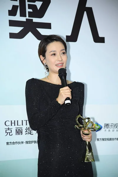 Chinese Actress Yili Poses Her Trophy Best Actress Award Her — Stock Photo, Image