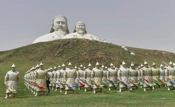 800 Estatuas Forma Tropa Exhiben Frente Estufa Gigante Metros Altura — Foto de Stock