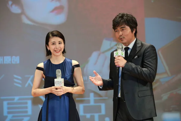 Actriz Japonesa Yuko Takeuchi Izquierda Actor Yukiyoshi Ozawa Asisten Una —  Fotos de Stock