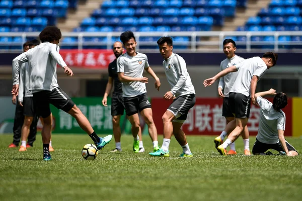 2018年博 8年5月7日在中国天津举行的 8年欧冠比赛中 中国天津全建的球员参加了 6场首场比赛前的训练课 — 图库照片