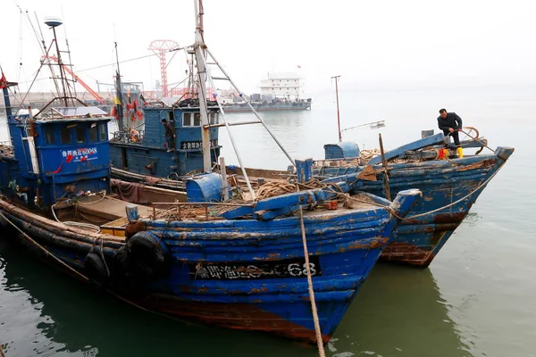 Рыболовные Суда Причаливают Гавани После Снятия Запрета Рыбалку Городе Циндао — стоковое фото