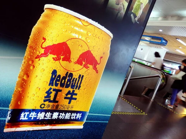 Weergave Van Een Advertentie Van Redbull Beverage Een Metrostation Shanghai — Stockfoto