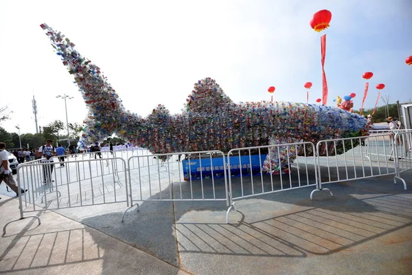 ジンベイザメ 観無駄に 2018 日中国東部の山東省日照市日照海洋公園内の環境保護に対する意識を高めるためにプラスチック製のボトル — ストック写真