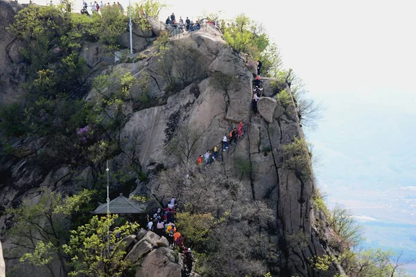 Tourists Walk Narrow Road Climb Mountain Edge Cliff Fengcheng City — Stock Photo, Image