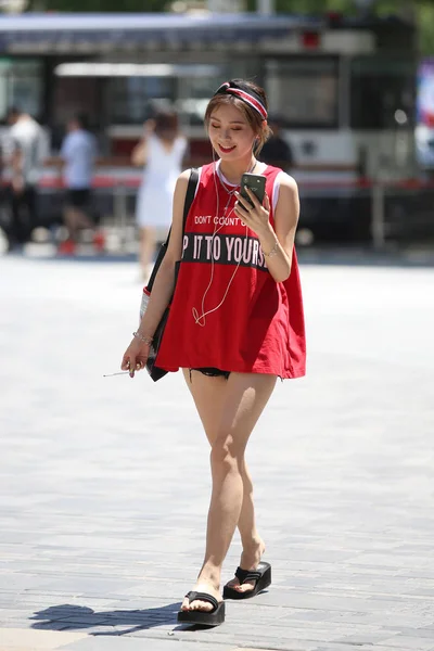 トレンディな若い中国女性の三里屯 2018 日灼熱の太陽の下で通りの上を歩く — ストック写真
