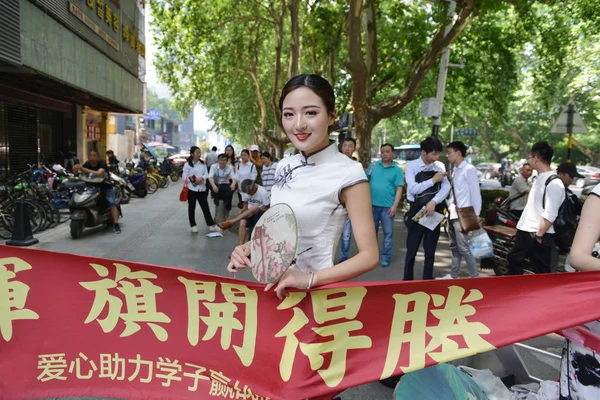 Cuatro Mujeres Chinas Vestidas Con Cheongsam También Conocido Como Qipao —  Fotos de Stock