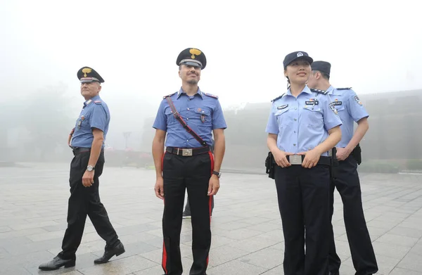 Italienische Polizisten Patrouillieren Gemeinsam Mit Chinesischen Polizisten Auf Der Großen — Stockfoto