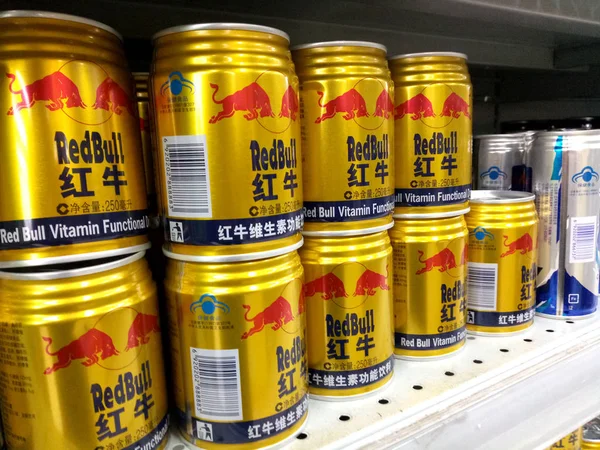 Plechovky Energetického Nápoje Červeného Býka Jsou Prodej Supermarketu Šanghaji Číně — Stock fotografie