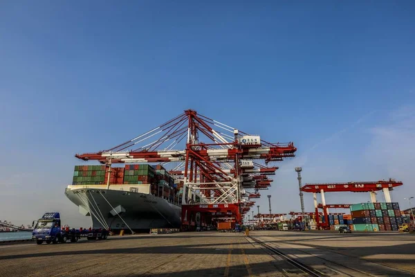 Een Vrachtschip Geladen Met Containers Verschepen Het Buitenland Ligplaatsen Aan — Stockfoto