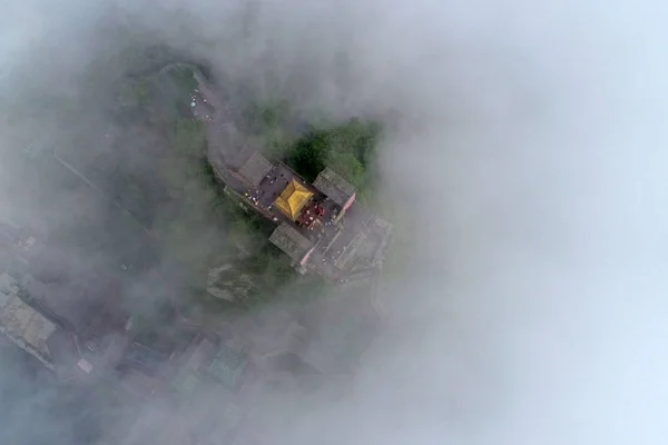 Vista Aérea Montaña Wudang Monte Wudang Montaña Wudangshan Rodeada Niebla — Foto de Stock