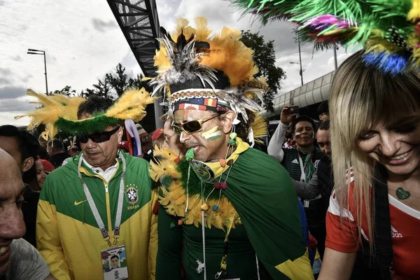Fãs Brasileiros Estão Vestidos Como Eles Reúnem Fora Estádio Luzhniki — Fotografia de Stock