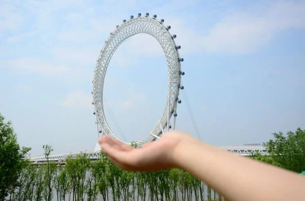 2018年5月20日 在中国东部山东省魏坊市的白浪河上 一位游客与白浪河大桥摩天轮 世界上最大的无辐式摩天轮 — 图库照片