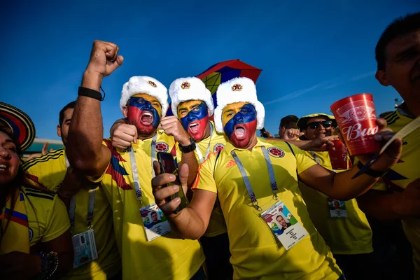 2018年6月24日 在俄罗斯喀山举行的2018年亚足联世界杯期间 哥伦比亚和波兰举行 组赛前 哥伦比亚球迷在喀山竞技场外聚集在一起 — 图库照片