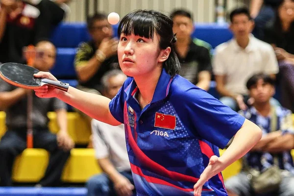 中国の祚越は 日本の橋本ほのかにショットを返します彼らの女子シングルス準決勝で 2018 Ittf チャレンジ タイで開かれているバンコク 2018 日の間に — ストック写真