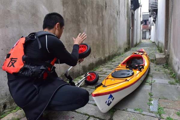 Летний Китайский Учитель Физкультуры Сунь Хуа Устанавливает Колеса Своей Лодки — стоковое фото