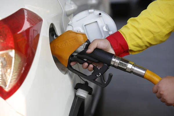 File Trabajador Chino Repostará Coche Una Gasolinera Condado Xuyi Ciudad —  Fotos de Stock