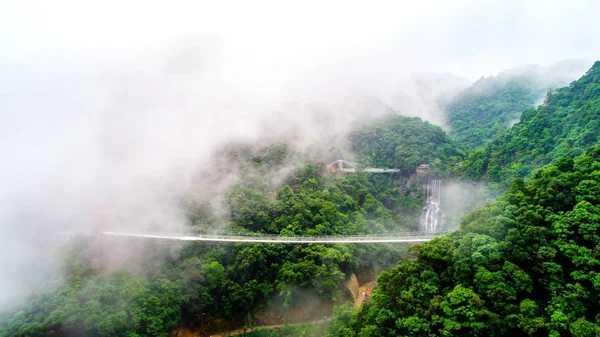 中国南方广东省清远市清新区鼓龙峡风景区悬崖旁的一座玻璃桥鸟图 向公众开放 — 图库照片