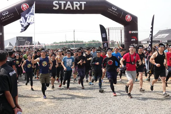 Uczestnicy Rywalizować 2018 Infiniti Spartan Race Tor Przeszkód Pekinie Maja — Zdjęcie stockowe