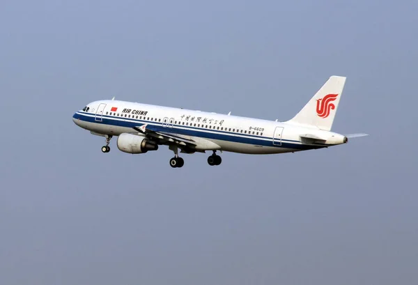 Egy Airbus A320 Típusú Repülőgéppel Sugárhajtású Repülőgép Air China Leveszi — Stock Fotó