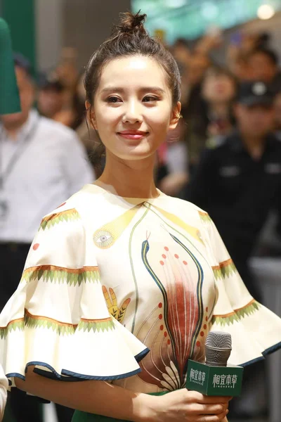 中国女演员刘世石出席2018年5月19日在中国上海举行的伊诺阿草药促销活动 — 图库照片