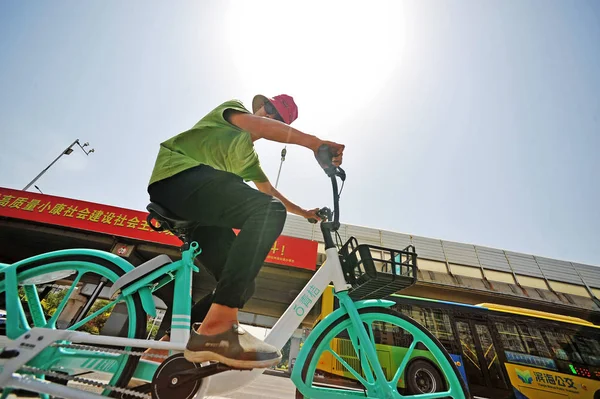 Cyclist Wearing Hat Shields Herself Scorching Sun She Rides Road — Stock Photo, Image