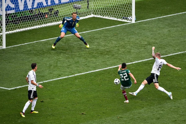 2018 Fifa ワールド カップ モスクワ ロシア 2018 日中に彼らのグループ のドイツに対して目標が一致のスコアにメキシコの Hirving — ストック写真
