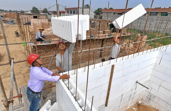 Chińskich Pracowników Używać Styropian Eps Pianki Budowy Domów Wiosce Beiyuan — Zdjęcie stockowe
