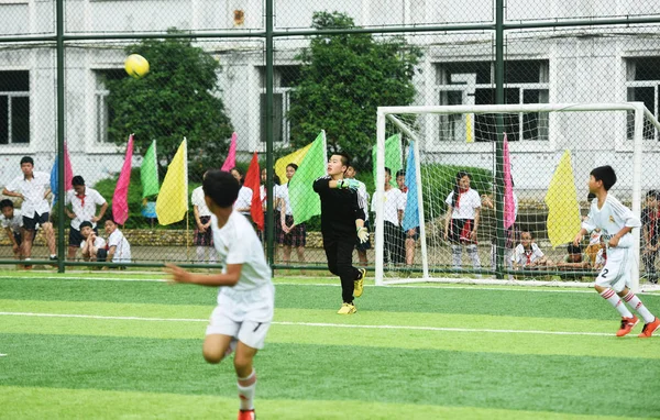 Giovani Studenti Cinesi Gareggiano Durante Finale Della Partita Calcio Della — Foto Stock
