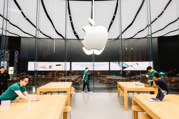 Customers Try Out Iphone Smartphones Apple Store Nanjing City East — Stock Photo, Image