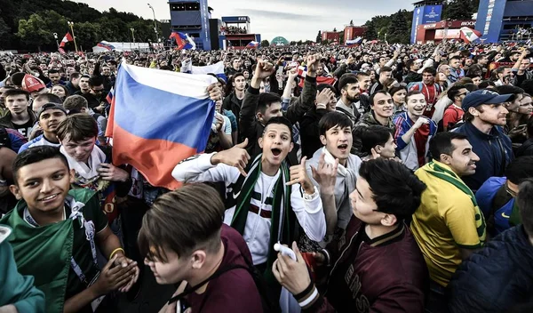 Fãs Gritam Acenam Bandeiras Para Comemorar Depois Que Rússia Derrotou — Fotografia de Stock