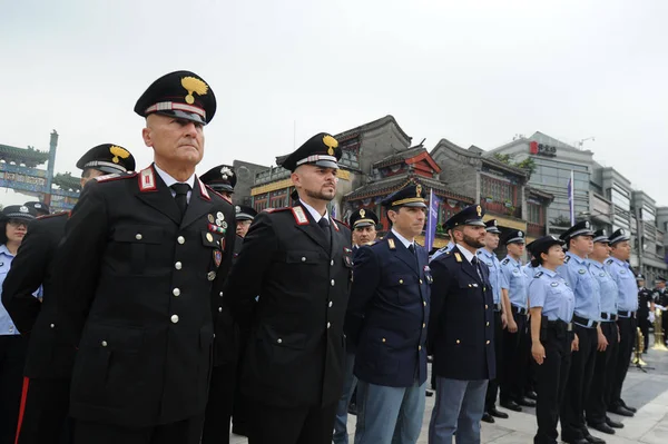 Policjanci Chin Włoch Uczestniczyć Ceremonii Odbędzie Się Symbolicznie Oznaczyć Początek — Zdjęcie stockowe