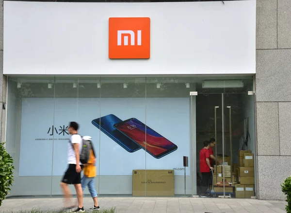 Pekin Xiaomi Mağazasının Önünden Geçen Yayalar Çin Haziran 2018 — Stok fotoğraf