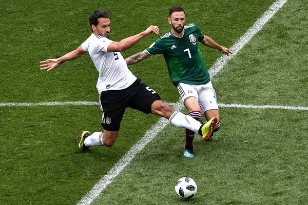 Miguel Layun Mexika Pravdu Popírá Mats Hummels Německo Své Skupině — Stock fotografie