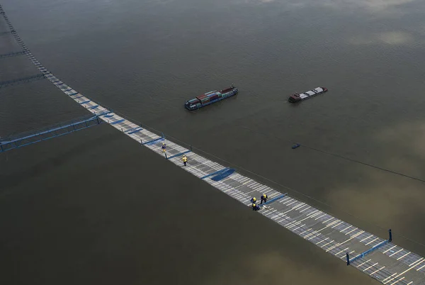 Čínští Dělníci Dřou Ochranném Systému Pro Most Řeky Yangsigang Yangtze — Stock fotografie