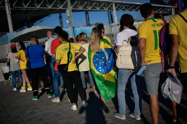 Los Aficionados Brasileños Disfrazan Mientras Reúnen Fuera Del Estadio Spartak — Foto de Stock