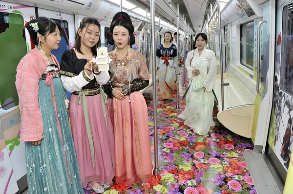 Entertainer Kostümen Der Tang Dynastie 618C907 Posieren Einem Bahn Zug — Stockfoto