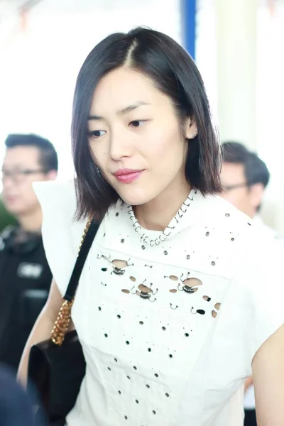 Modella Cinese Liu Wen Fotografata Mentre Arriva All Aeroporto Internazionale — Foto Stock