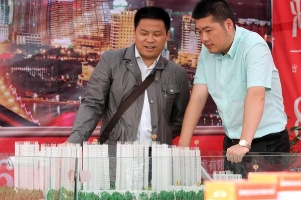 Китайські Покупцям Нерухомості Поглянути Житло Моделі Житлового Проекту Нерухомості Ярмарку — стокове фото