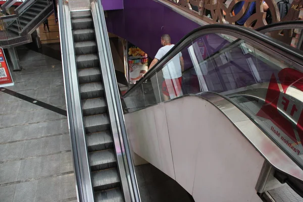 Mini Escalator Trop Étroit Pour Que Les Gens Puissent Tenir — Photo