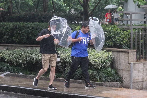 Pedestres Protegendo Com Guarda Chuvas Bravos Vento Forte Forte Chuva — Fotografia de Stock