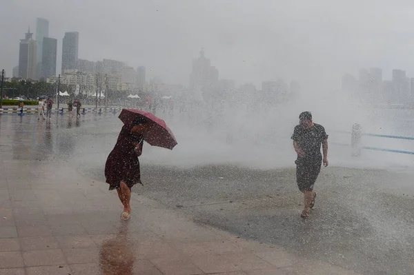 Tourists Watch Huge Waves Tidal Bore Caused Typhoon Ampil Tenth — Stock Photo, Image