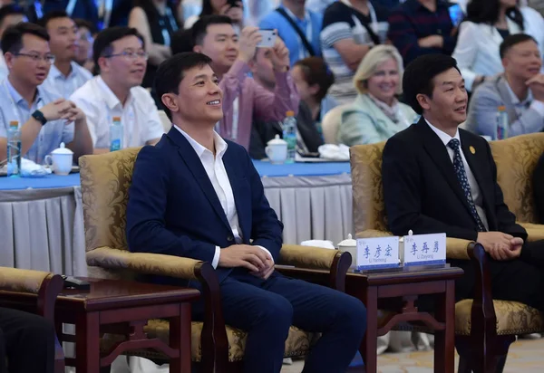 Председатель Генеральный Директор Baidu Inc Робин Яньхун Слева Диалоге Высокого — стоковое фото