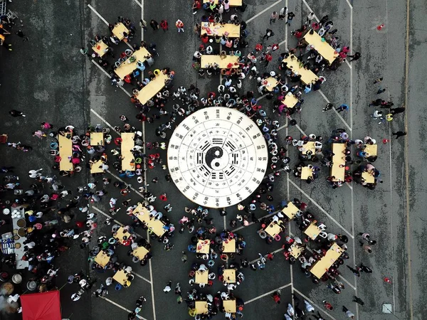 Les Touristes Partagent Tonnes Tofu Sous Forme Diagramme Tai Chi — Photo