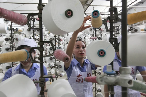 Női Kínai Munkavállaló Kezeli Fonalat Egy Textilgyárban Nanping Város Délkelet — Stock Fotó