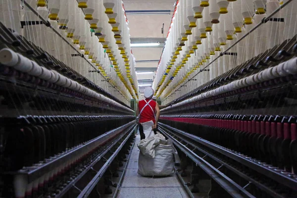 Uma Trabalhadora Chinesa Lida Com Produção Fios Uma Fábrica Têxteis — Fotografia de Stock