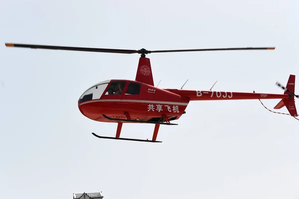 Ziyaret Edenler Robinson R44 Helikopter Paylaşım Bir Uçuş Sırasında Üçüncü — Stok fotoğraf